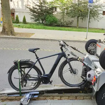 Daniels kaputtes Fahrrad wird vom Abschleppservice abgeschleppt