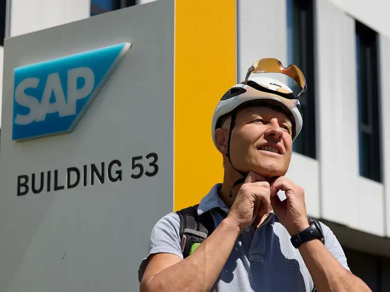 Porträt Frank Erles vor einem Schild mit der Aufschrift "SAP, Building 53"