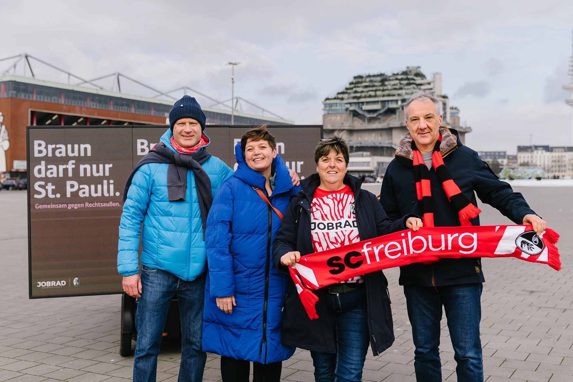 Gruppe SC-Fans vor LED-Wand der Aktion "Braun darf nur St. Pauli" vor dem Stadion in Hamburg