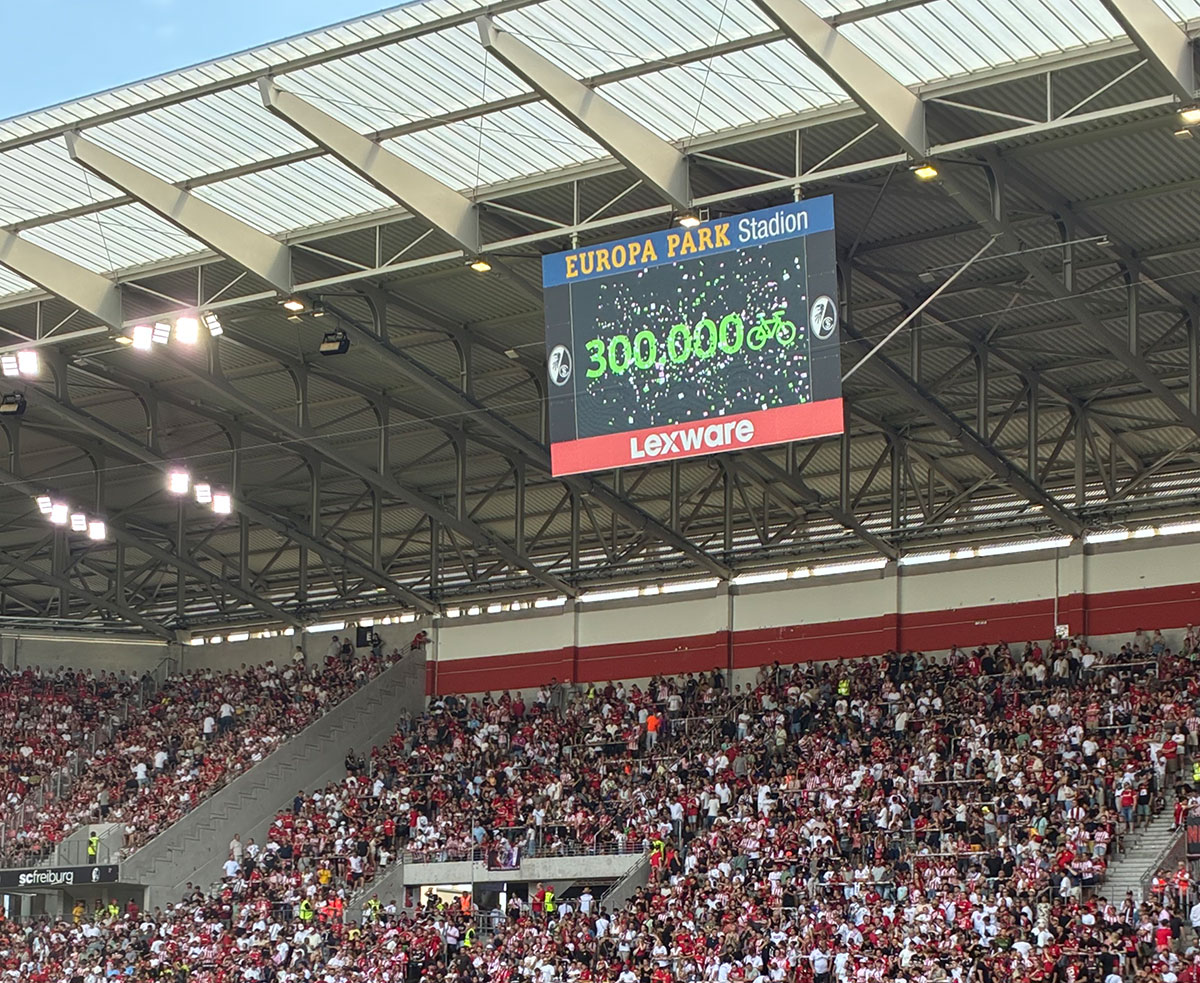 Die Anzeige im SC--Stadion zeigt die Fahrradfanzahl: 300.000!